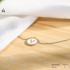 Collar con Colgante de Letra V de 2 cm con Cadena de Diamantes, Joyería Fina - Product Image 3