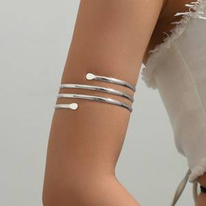 Bracelet de bras minimaliste géométrique en métal ajouré à trois couches, design ouvert réglable, style hip-hop punk unique - Product Image 3
