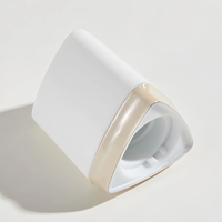 Tube souple en plastique de luxe vide à long bec verseur avec un nouveau bouchon triangulaire unique pour le nettoyant visage et la crème pour les mains