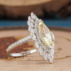 Bague en diamant de luxe avec un design solitaire intemporel et une finition étincelante pour des propositions romantiques - Product Image 5