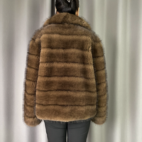 Großhandel Einzelhandel Winter Damen Thermo-Kunstpelz-Trenchcoats Kurze Modische Faux-Sabel-Pelz Umweltfreundliche Hochwertige V-förmige Mäntel