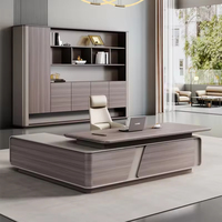 Bureau de direction en bois minimaliste italien de luxe en forme de L avec armoire de classement et bibliothèque de présentation – Bureau de patron