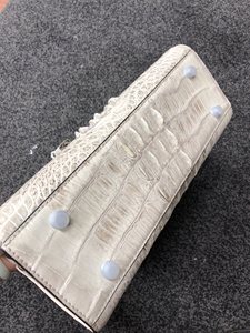 Sac à main de luxe en cuir de crocodile blanc exotique - Sac fourre-tout sophistiqué à poignée circulaire pour femmes, sac de bureau haut de gamme - Product Image 6