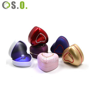 Caja de Luz LED de Plástico con Forma de Corazón y Logotipo Personalizado Azul para Anillos, Colgantes, Pulseras, Brazaletes, Collares y Joyas - Product Image 1