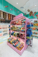 Mini-marché, présentoir en bois, barre de chocolat, bonbons au chocolat, gondole