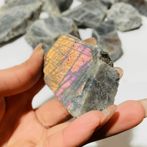 Tranche de <span class=keywords><strong>labradorite</strong></span> violette à fort éclat, plaque de pierre précieuse Spectrolite pour la fabrication de bijoux, pierre de guérison en cristal violet de qualité supérieure - Product Image 4