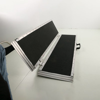 Rampe pliante légère et durable en aluminium pour fauteuil roulant, idéale pour les escaliers domestiques, appartements, salons et halls de mobilité.