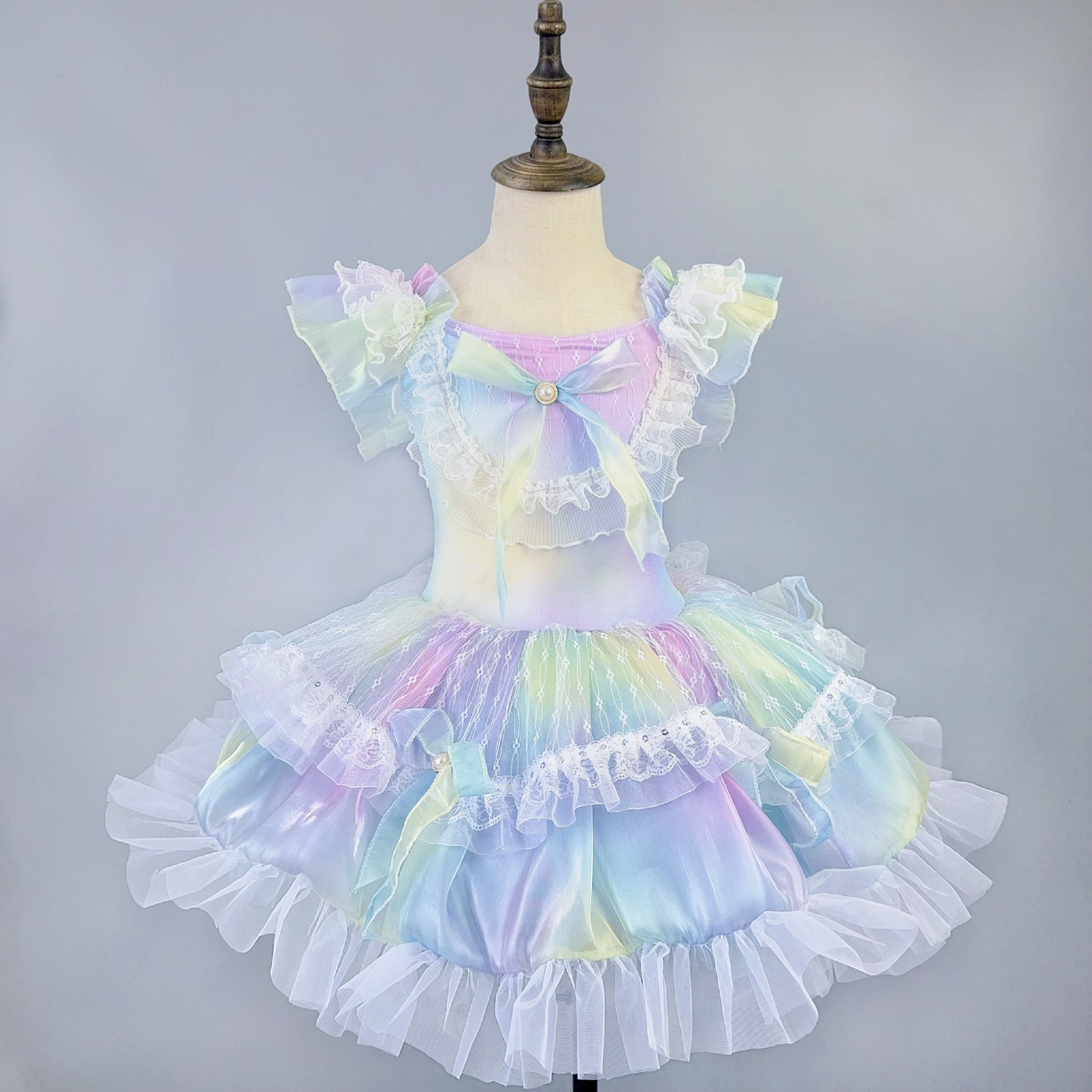 Arcobaleno azzurro cielo a forma di cuore