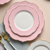 Assiettes à dîner en céramique de luxe avec bordure dorée et bord festonné, disponibles en rose, bleu et blanc