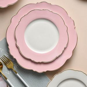 Assiettes à dîner en céramique de luxe avec bordure dorée et <span class=keywords><strong>bord</strong></span> festonné, disponibles en rose, <span class=keywords><strong>bleu</strong></span> et blanc - Product Image 2