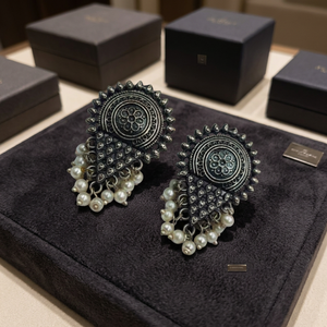 Hechos a mano por artesanos expertos, estos pendientes ligeros brindan comodidad durante todo el día y aportan un toque de estilo. - Product Image 1