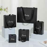 Boîte cadeau portable en papier couché écologique avec poignées et logo gaufré pour bijoux, produits pour bébés, cadeaux haut de gamme