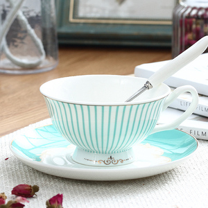 <span class=keywords><strong>Taza</strong></span> de café de porcelana de lujo de estilo campestre europeo, juego de platillos y tazas de porcelana de China con borde dorado y cuchara, venta al por mayor - Product Image 5