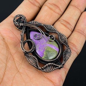 จี้อัญมณีสีม่วงธรรมชาติแบบคลาสสิกทำด้วยมือลวดทองแดงที่ห่อด้วยการตั้งค่าแบบหนามเตย - Product Image 1