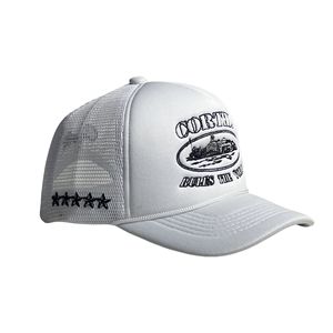 Cappello Trucker Grigio a 5 Pannelli di Alta Qualità per Sport all'Aperto Estivi, con Etichetta Personalizzata e Logo Ricamato su Richiesta - Product Image 3