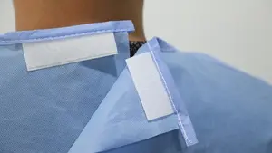 מפעל סיטונאי חד פעמי רפואי בידוד בגדים SMS PP PE בד חלוק ניתוחים