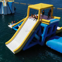 Parc aquatique gonflable géant avec jeux, parcours d'obstacles aquatiques, toboggan gonflable et murs d'escalade pour enfants et adultes
