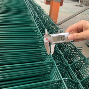 Clôture métallique bon marché en IR de <span class=keywords><strong>50</strong></span>*200 mm pour panneaux de clôture en fil soudé de forme, panneau de 4 mm de <span class=keywords><strong>hauteur</strong></span> en <span class=keywords><strong>cm</strong></span>, clôture métallique bon marché en relief pour jardin - Product Image 1