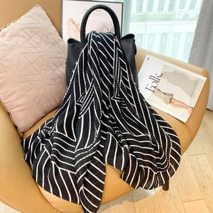 Vendita all'Ingrosso di Nuovi Scialli Versatili e alla Moda, Sottili Sciarpe Plissettate da <span class=keywords><strong>Donna</strong></span> con Stampa a Righe Bianche e Nere, Hijab - Product Image 1