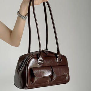 Bolso bandolera de piel sintética rectangular estructurado con diseño multicompartimento elegante y práctico - Product Image 5