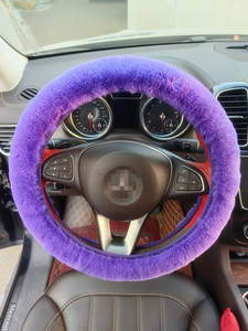 2025 alta calidad vende bien personalizado lujo lindo <span class=keywords><strong>peludo</strong></span> coche <span class=keywords><strong>volante</strong></span> cubierta Protector Piel de mujer suave <span class=keywords><strong>volante</strong></span> cubierta - Product Image 4