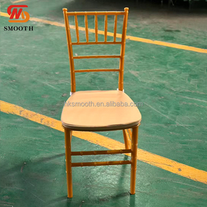 เก้าอี้เรซิ่นสีทองทิฟฟานี่แบบเรียบหรูหลากหลายสไตล์ สามารถวางซ้อนกันได้ เหมาะสำหรับงานแต่งงาน งานเลี้ยง งานจัดเลี้ยงกลางแจ้ง - Product Image 3