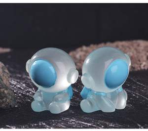 Mini Estatua de Astronauta de Resina. Adorno de Astronauta Adorable, Perfecto para Jardín de Hadas y Decoración de Mesa - Product Image 4