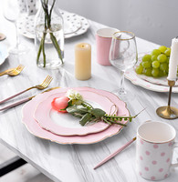 Ensemble d'assiettes à dîner en porcelaine de forme florale européenne Golden Rim Design Assiette de table de luxe pour mariage et événement
