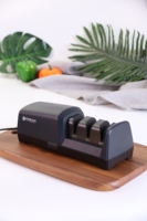 Aiguiseur de couteaux électrique innovant à trois étapes : affûtage sans effort des lames à double tranchant pour la cuisine, la maison, l'hôtel, utilisation