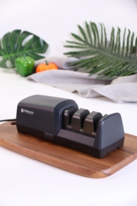 Aiguiseur de <span class=keywords><strong>couteaux</strong></span> électrique innovant à trois étapes : affûtage sans effort des lames à double tranchant <span class=keywords><strong>pour</strong></span> la cuisine, la maison, l'hôtel, utilisation - Product Image 2