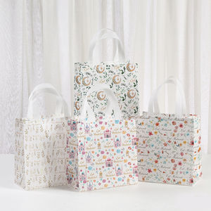 Collection de sacs cadeaux pour la célébration de l'Eid, 4 designs élégants en blanc ornés de détails dorés scintillants représentant des châteaux et des fleurs, Ramadan - Product Image 1