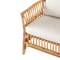 Ce fauteuil en rotin naturel, fabriqué à la main et respectueux de l'environnement, avec des coussins moelleux, est idéal pour les espaces de vie intérieurs et extérieurs.
