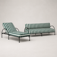 Chaise longue d'extérieur vert forêt à rayures blanches, structure en métal noir, barrières latérales semi-circulaires, lit de soleil réglable pour piscine et patio