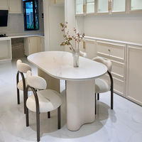 Table à manger ovale de luxe contemporaine et 4 chaises avec plateau en pierre finition lisse, base colonnale unique pour intérieurs modernes
