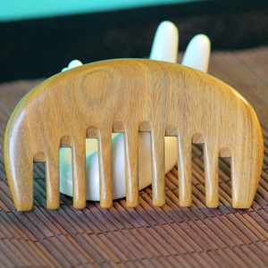 Peine de madera de sándalo para masaje del cuero cabelludo, cepillo de pelo de dientes grandes de 10-15 cm para la población en general - Product Image 4