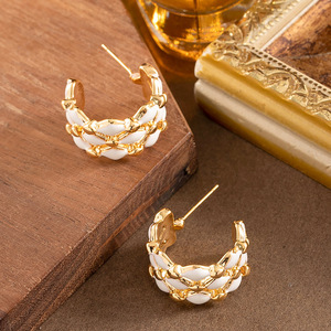 <span class=keywords><strong>Pendientes</strong></span> <span class=keywords><strong>de</strong></span> moda con esmalte, diseño hueco en forma <span class=keywords><strong>de</strong></span> C, <span class=keywords><strong>pendientes</strong></span> <span class=keywords><strong>de</strong></span> tuerca con letras, <span class=keywords><strong>pendientes</strong></span> <span class=keywords><strong>de</strong></span> alta gama para mujer, joyería fina - Product Image 2