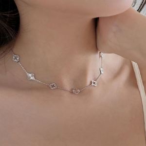 สร้อยคอจี้รูปใบโคลเวอร์สี่แฉก ดีไซน์ใหม่ล่าสุดจาก Dylam  ทำจากเงินแท้ S925 ประดับด้วยเพชรคิวบิกเซอร์โคเนีย 5A ด้วยเทคนิคเลเซอร์ เหมาะสำหรับผู้หญิง - Product Image 3
