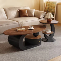 Table basse ronde moderne de style crème et noyer clair avec rangement intégré pour petit salon