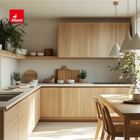 Armoire de cuisine AllandCabinet en placage de chêne, style moderne et chaleureux, avec panneaux plats et étagères ouvertes pour le rangement