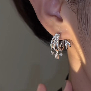 Orecchini a Perno Scintillanti con Linea Pavé per Donne, Gioielli di Moda con Pendente Geometrico - Product Image 2