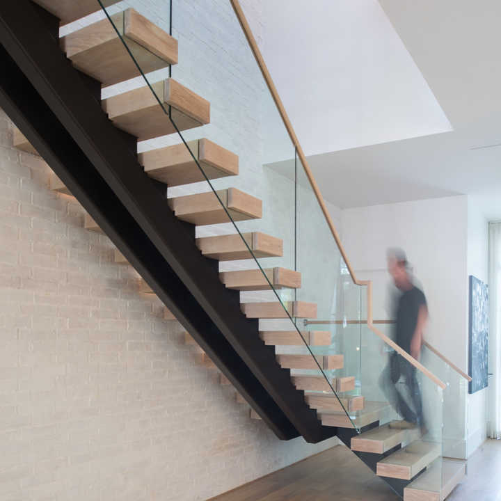 Attractive Design Interior Mono Stringer Oak Wood Step with Led Lights Floating Straight Stairs with Glass Railing From Foshan