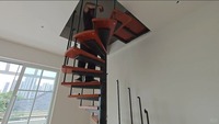 Escalier en colimaçon Prima Retro Mat, peinture de cuisson résistante aux UV, escalier décoratif rotatif pour espace thématique de maison de campagne