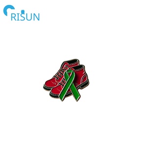 Sản Xuất Tùy Chỉnh Macmillan Ung Thư Hỗ Trợ Ribbon Logo Màu Đỏ Clarks Giày Stud Santa Bông Tuyết Men Ve Áo Pin Từ Thiện Pin Huy Hiệu - Product Image 2