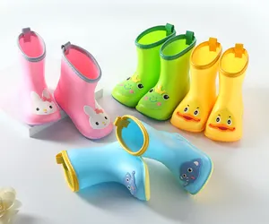 Precio de fábrica Zapatos clásicos para niños PVC Niños Bebé Zapatos de dibujos animados Zapatos Botas de agua de lluvia impermeables para niños y niñas