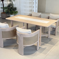 Table de jardin en bois avec plateau encastré et base à tréteaux pour terrasse extérieure
