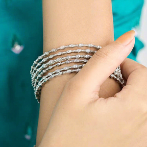 Perle en argent plaqué or aux tons froids, pièce maîtresse d'une combinaison classique pour bracelets élégants et cadeaux formels - Product Image 1