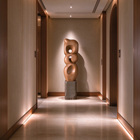 Ornement sculpté en bois pour hôtel et B&B, sculpture verticale abstraite haut de gamme pour unité modulaire et salon