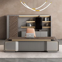 Ensemble de bureau de direction moderne de luxe léger avec chaise modulaire, tiroirs de rangement, bureau de patron au design épuré, armoire latérale en bois et bibliothèque