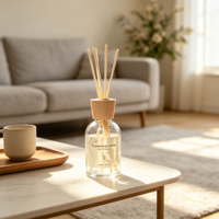 Diffuseur à bâtonnets 200 ml en verre avec fond épais, design coloré, sérigraphie et bouchon estampé à chaud, et bâtonnets en fibre