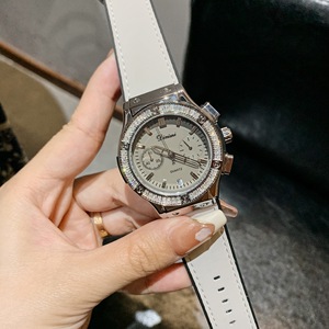 Montre à bracelet en cuir rétro pour femme, montre-bracelet à quartz simple et élégante - Product Image 2
